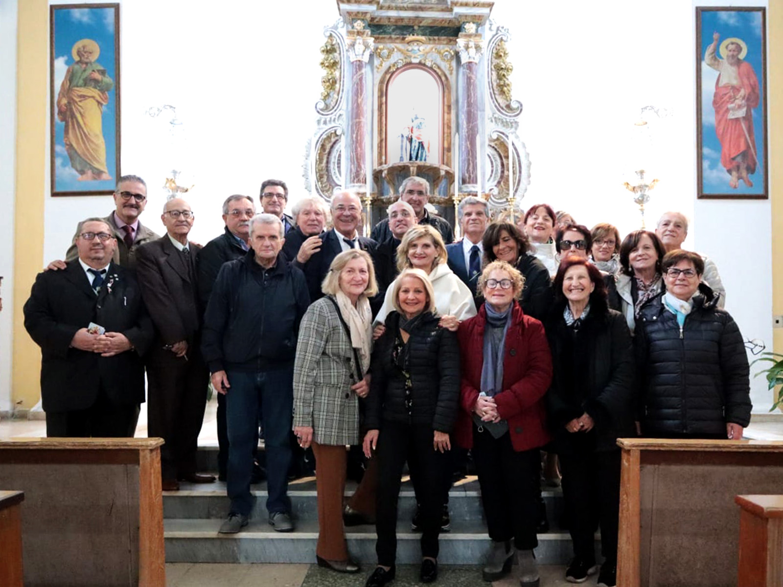 Foto dei Maestri del Lavoro di Catanzaro riuniti nella parrocchia "Santa Barbara" di Amaroni