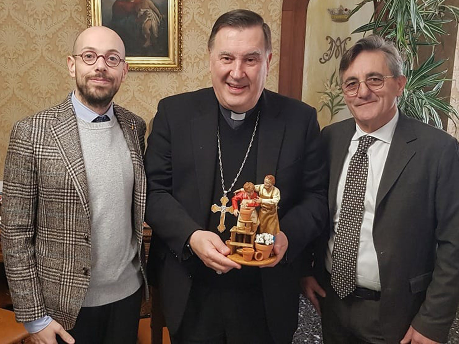 Consegnata a S.E. Mons. Claudio Maniago la statuina del presepe di un maestro imprenditore e del suo apprendista