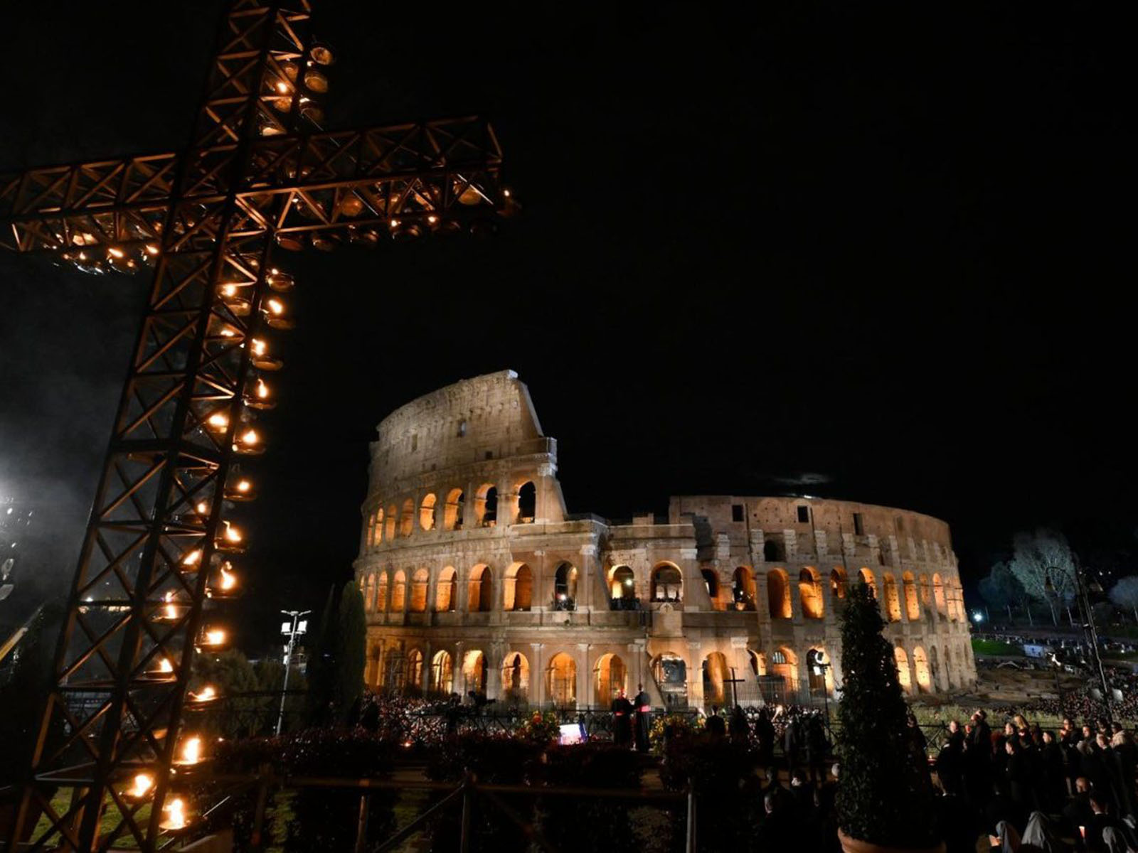 Via Crucis a Colosseo con Papa Francesco di Vatican News