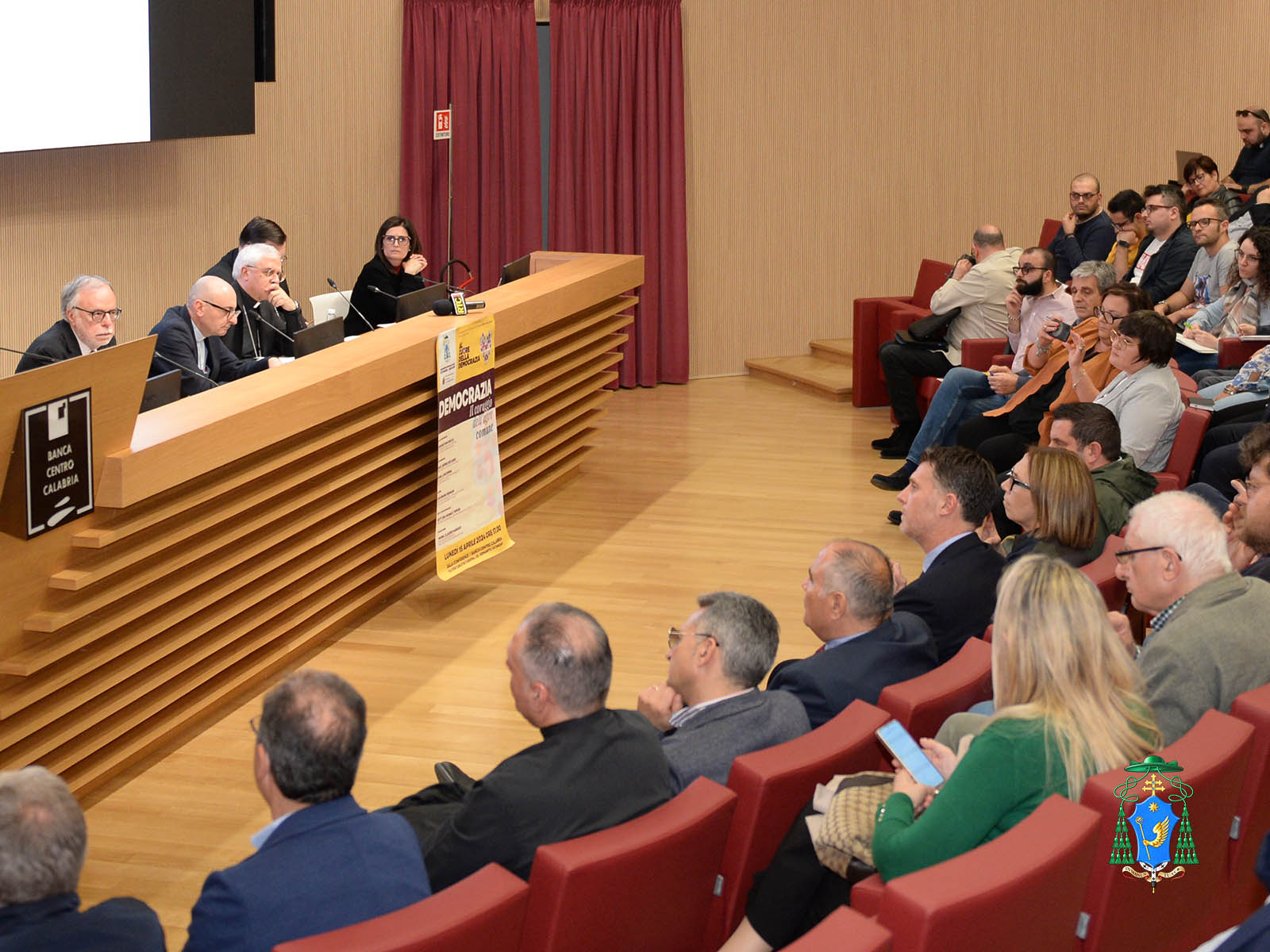 Foto platea del convegno del 15 aprile 2024 verso la 50ª Settimana Sociale dei Cattolici in Italia dal titolo: "Democrazia: il coraggio dell'agire comune"