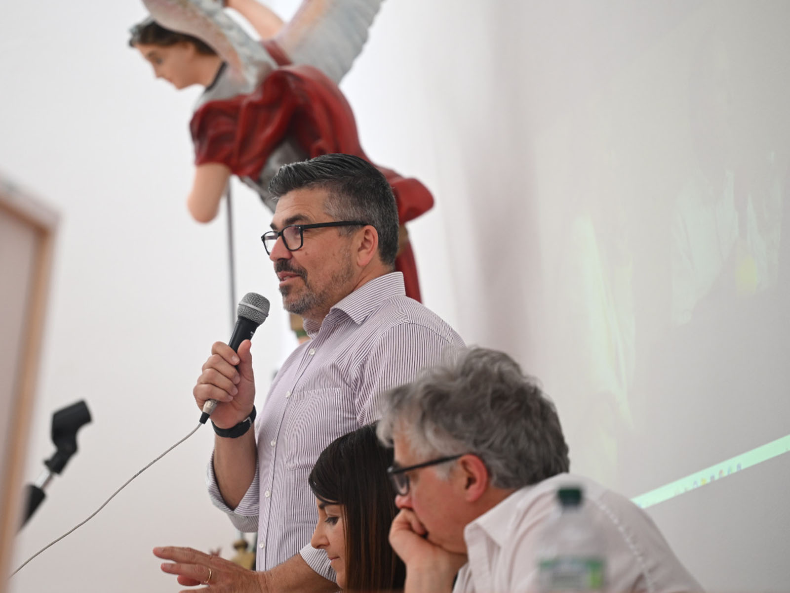 Foto dell'incontro del 4 maggio, presso la parrocchia “Santa Maria della Roccella" in Roccelletta di Borgia, organizzato dalla Pastorale per la Famiglia di Catanzaro-Squillace dal tema: “È tempo di ricominciare a camminare".