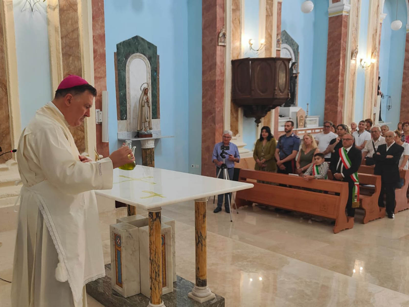 Foto dedicazione altare a Sersale del 30 giugno 2024