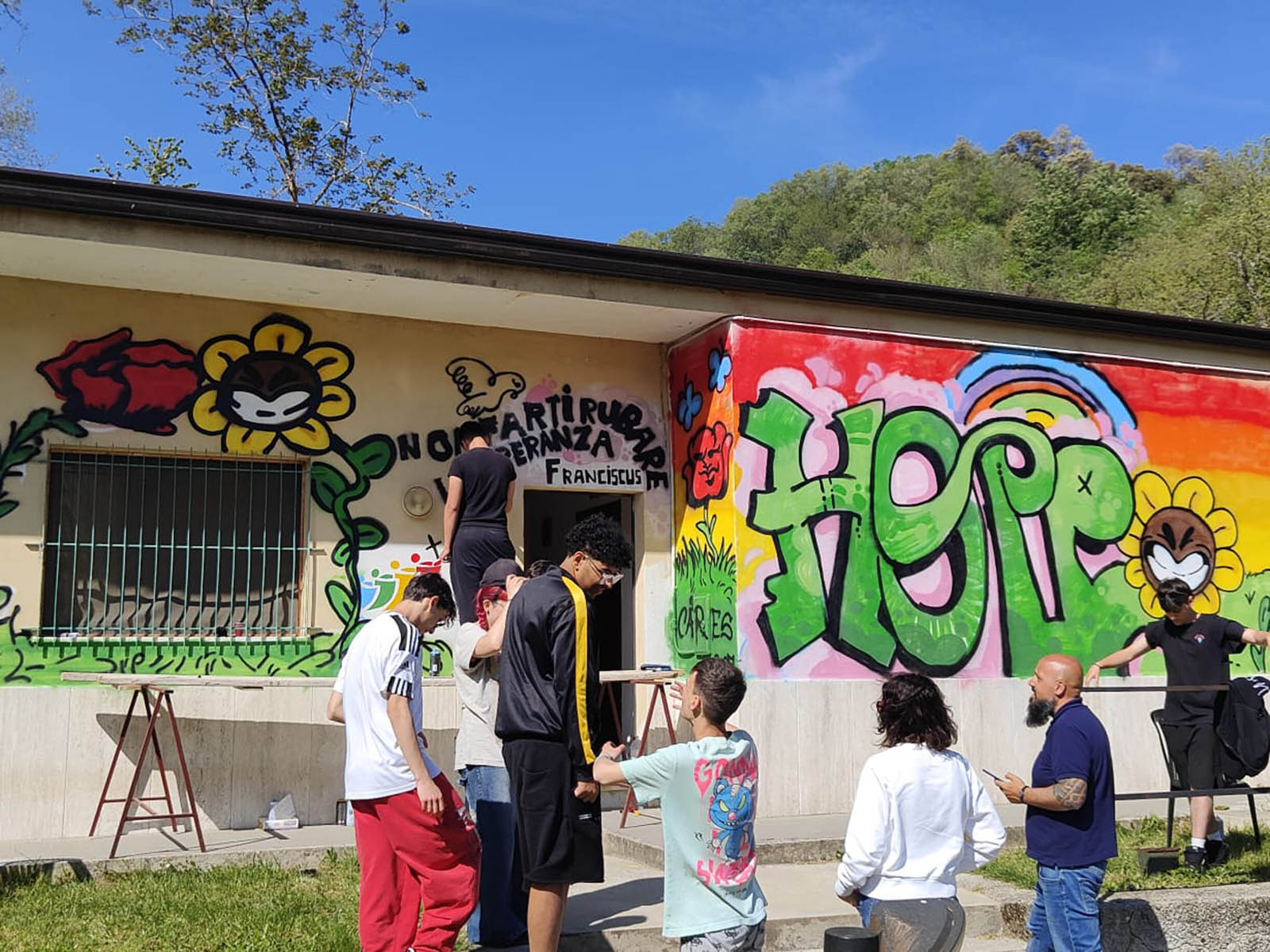 Foto del murale per la speranza: i colori dell'accoglienza alla Casa per giovani del Santuario di Porto