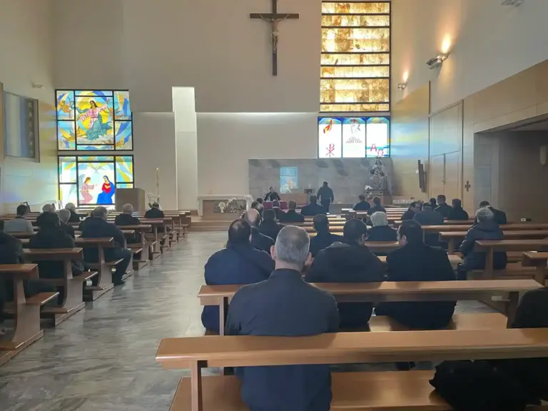 Foto di repertorio ritiro clero e articolo su Rinnovamento dell’iniziazione cristiana del 12 marzo 2026