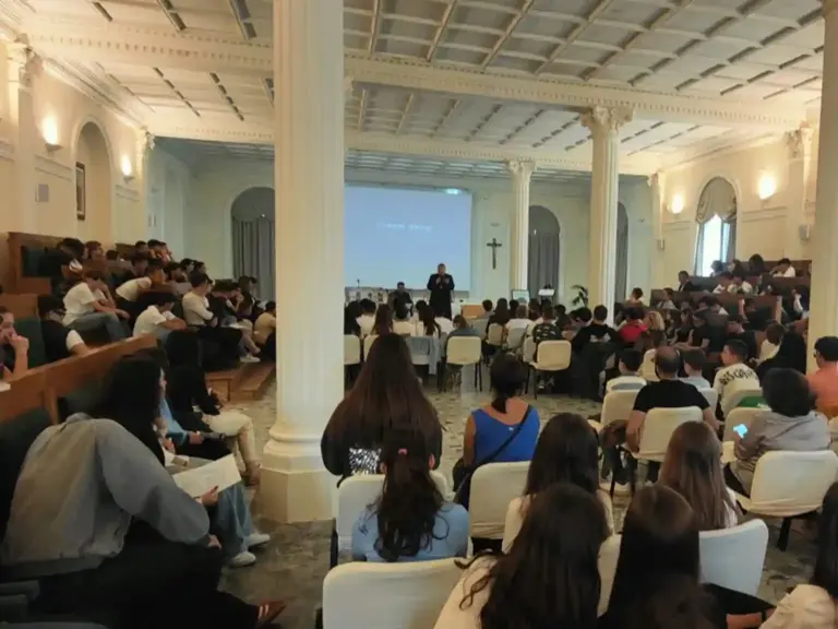 Foto per articolo "A scuola per disegnare la speranza" dell'8 ottobre 2026