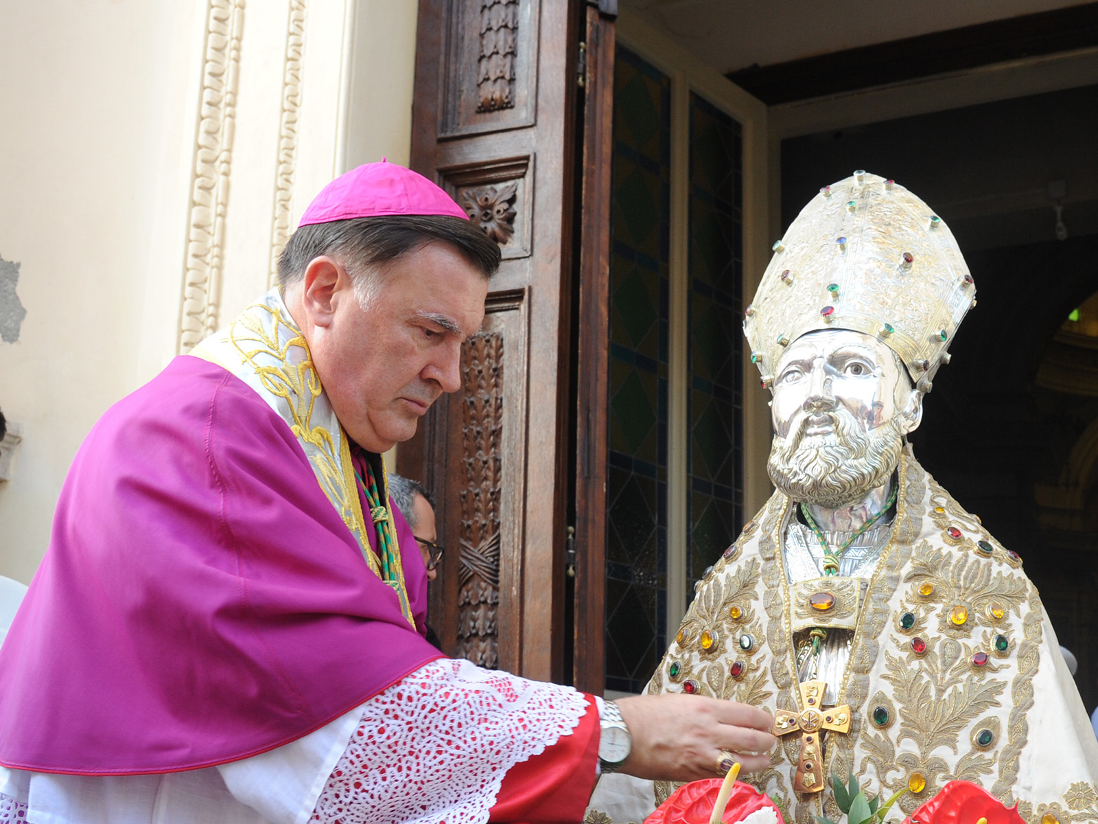 Mons. Maniago dona la croce a san Vitaliano 16 luglio 2023